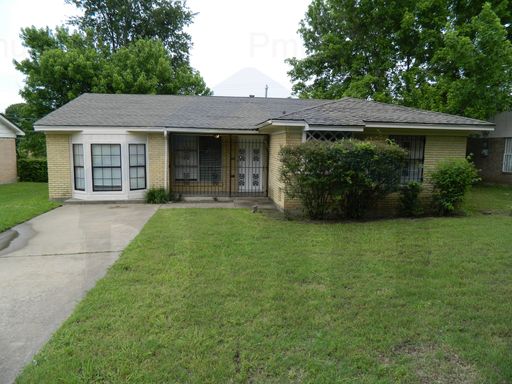 AVAILABLE NOW!!! MOVE IN SPECIAL $500 OFF ON THE FIRST MONTH'S RENT! Classic 4-Bed, 1.75-Bath Brick Home With Laminate Wood Floors – photo 1