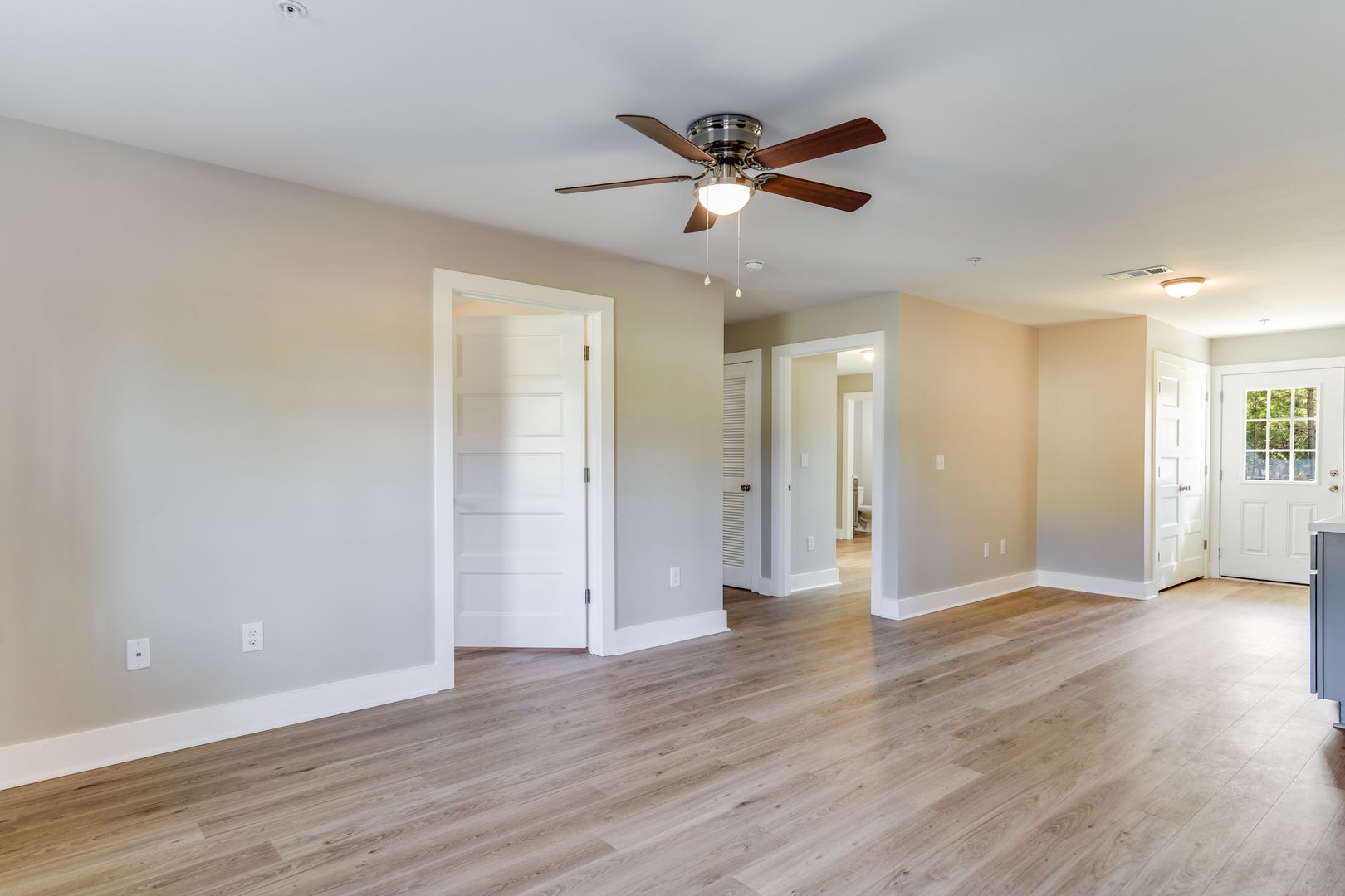 South Hill Apartment: 136 Brookside Lane