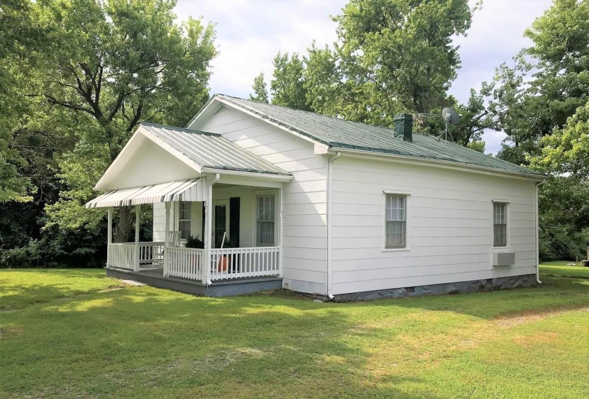 Baskerville House: 26834 Highway 58