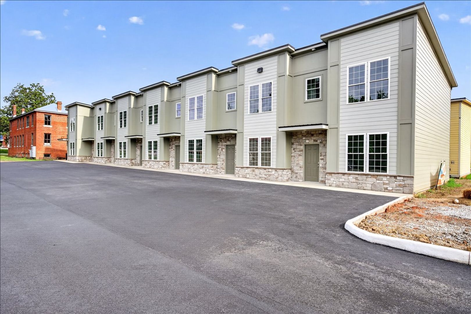 LaCrosse Townhome: 150 Carolina St.