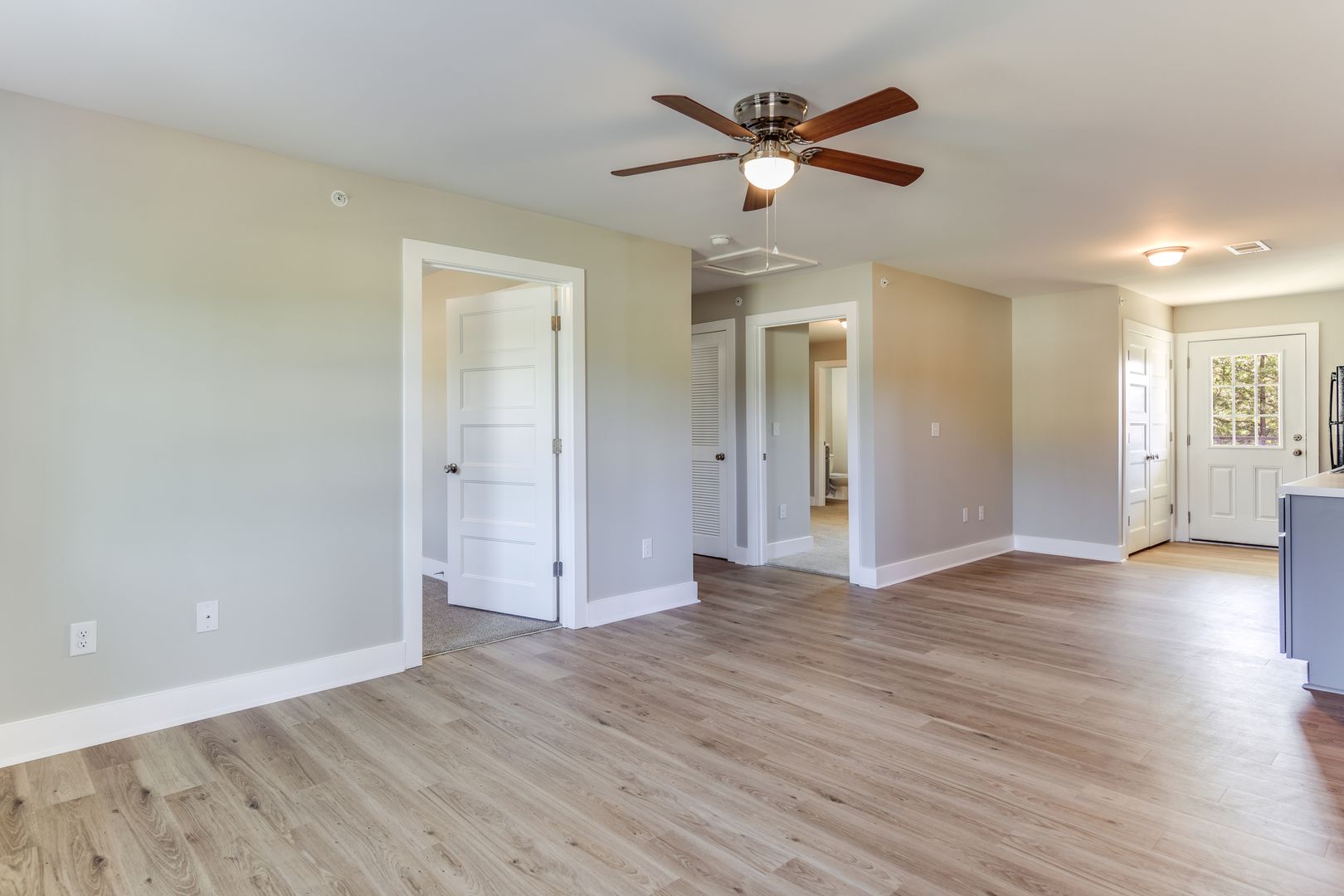 South Hill Apartment: 136 Brookside Lane