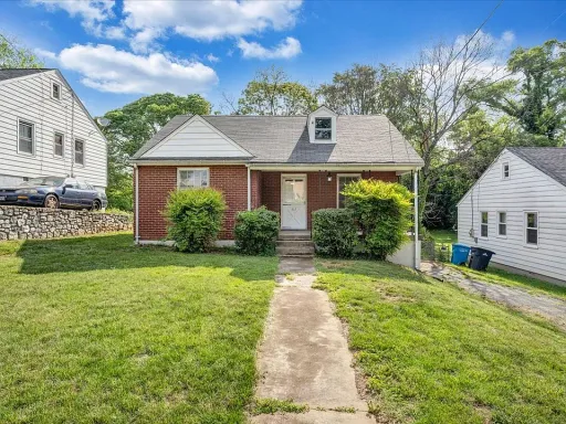Charming 2BR Home with Hardwood Floors & Private Yard – photo 1