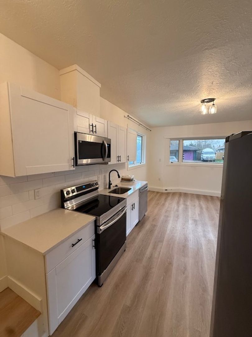 Milwaukiee Apartment: 4789 SE Ada Lane