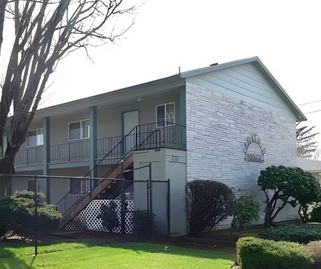2 Bed / 1 Bath Apartment with Off-Street Parking & On-Site Laundry – photo 1