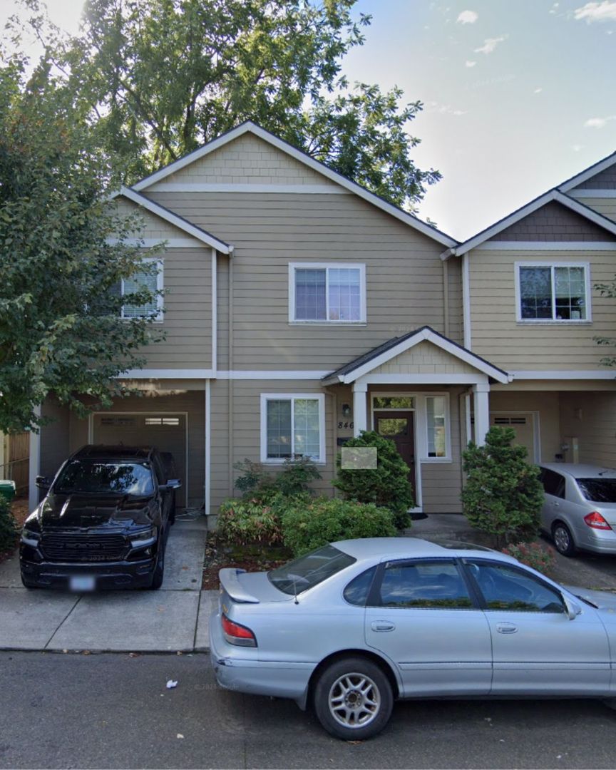 Gresham Townhome: 846 NE 3rd St