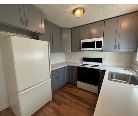 2 Bed / 1 Bath Second-Floor Apartment | Parking & On-Site Laundry – photo 1