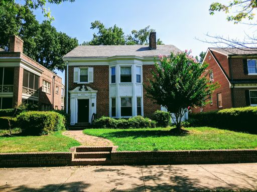Beautiful 2bdrm/1bth Duplex Located on the Desirable Monument Ave. Convenient to University of Richmond W/Back Porch! – photo 1