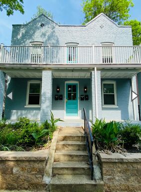 Beautifully Renovated 2bdrm/1bth Flat located in Richmond's Museum District and Carytown Area w/Balcony! – photo 1
