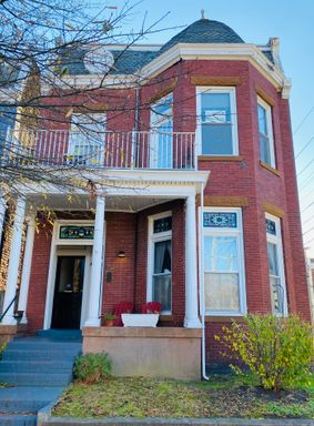 Spacious 1bdrm/1bth Apartment Located in Richmond's Upper Fan District w/Rear Balcony! – photo 1