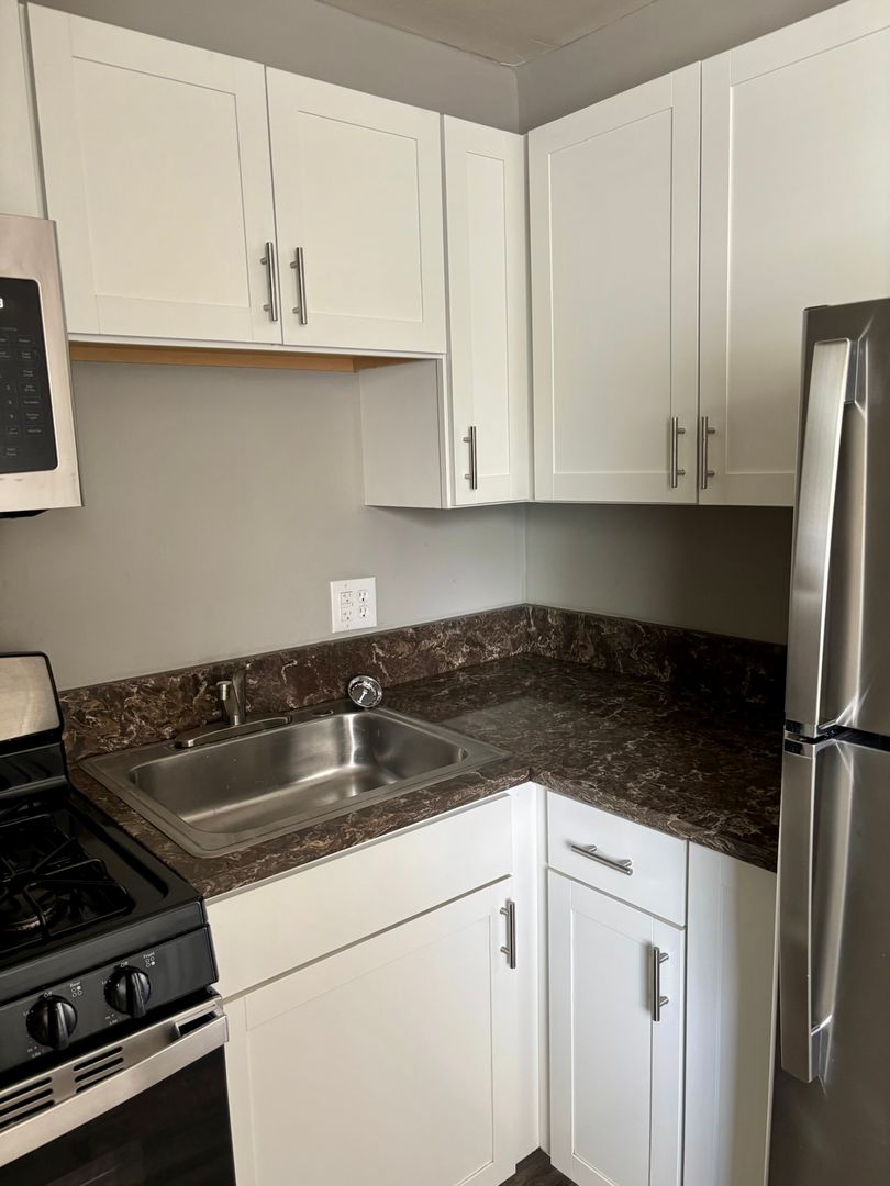 Warrenton Apartment: 100 Arlington Way