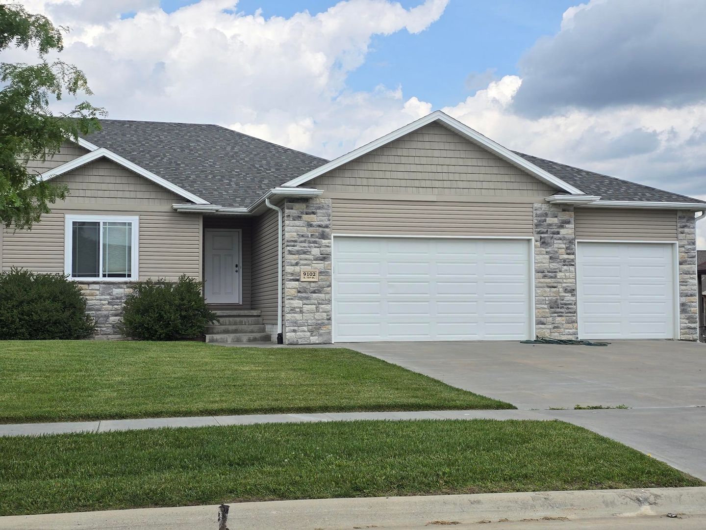 Lincoln Townhome: 9102 S 78th St
