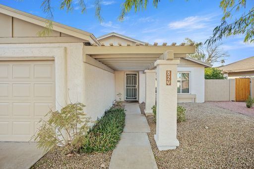 Dog/Cat Friendly! 2 bed 2 bath. Just remodeled! Synthetic turf – photo 1