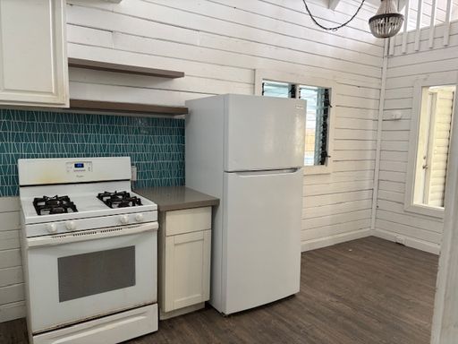 2 Bedroom / 1 Bath with loft and Ocean Views in Downtown Kona!