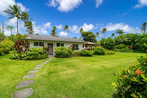 Location, Location! Gorgeous, Private 1/1 Kailua Beachside Home with stunning yard – photo 1