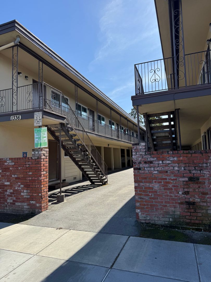 Redwood City Apartment: 1336 Middlefield Road