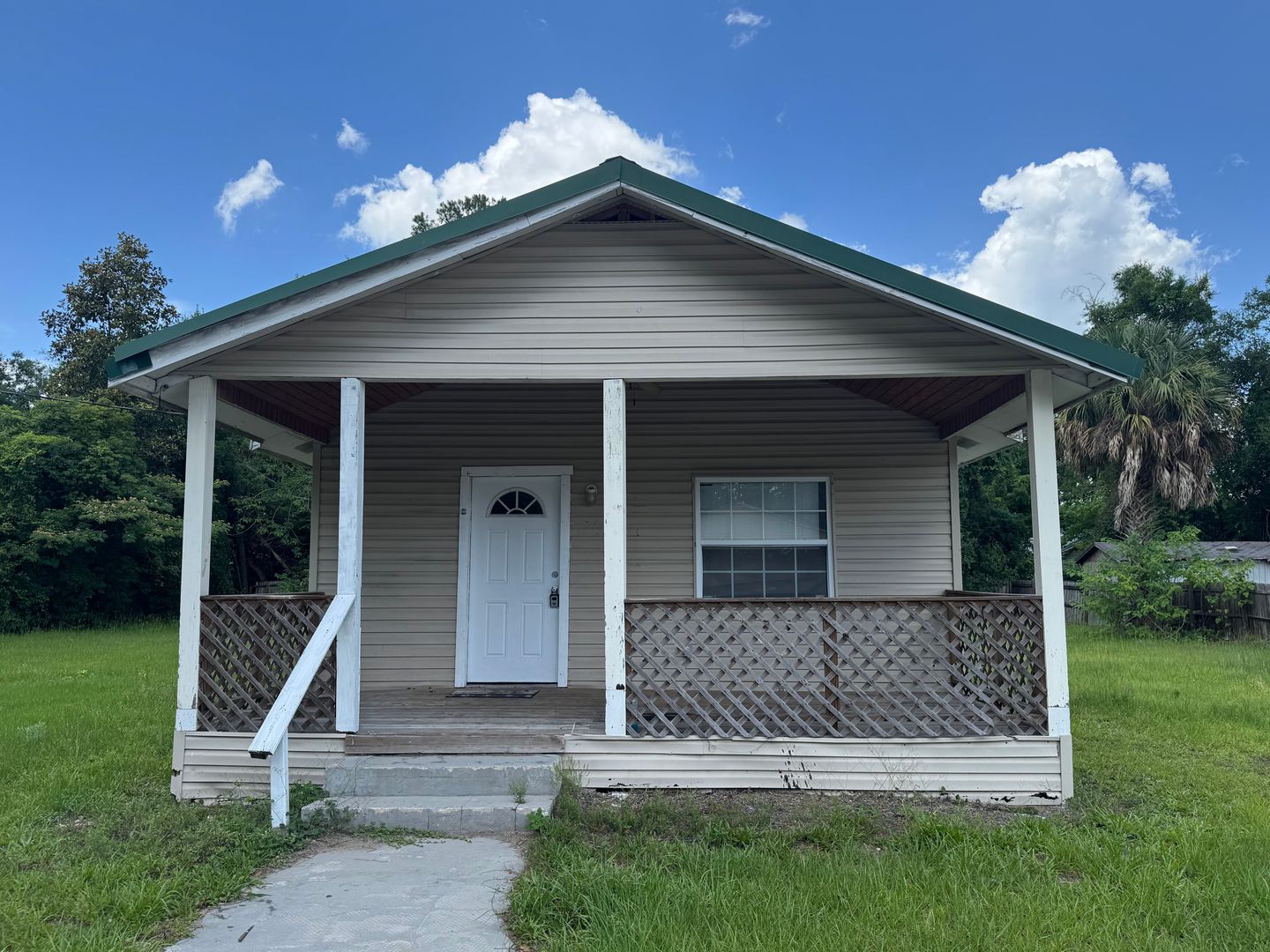 Lake City House: 849 NE Maple Lane