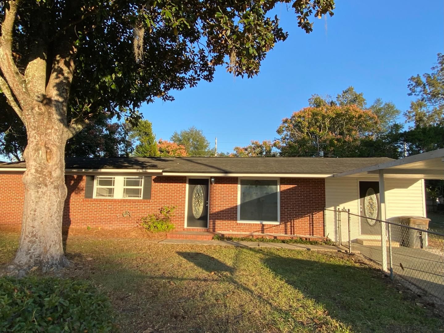 Lake City House: 423 SE Country Club Road