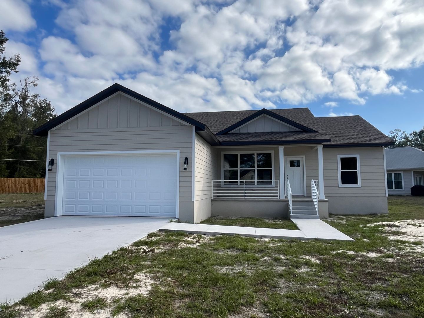 Lake City House: 200 SW Rose Pointe Pl