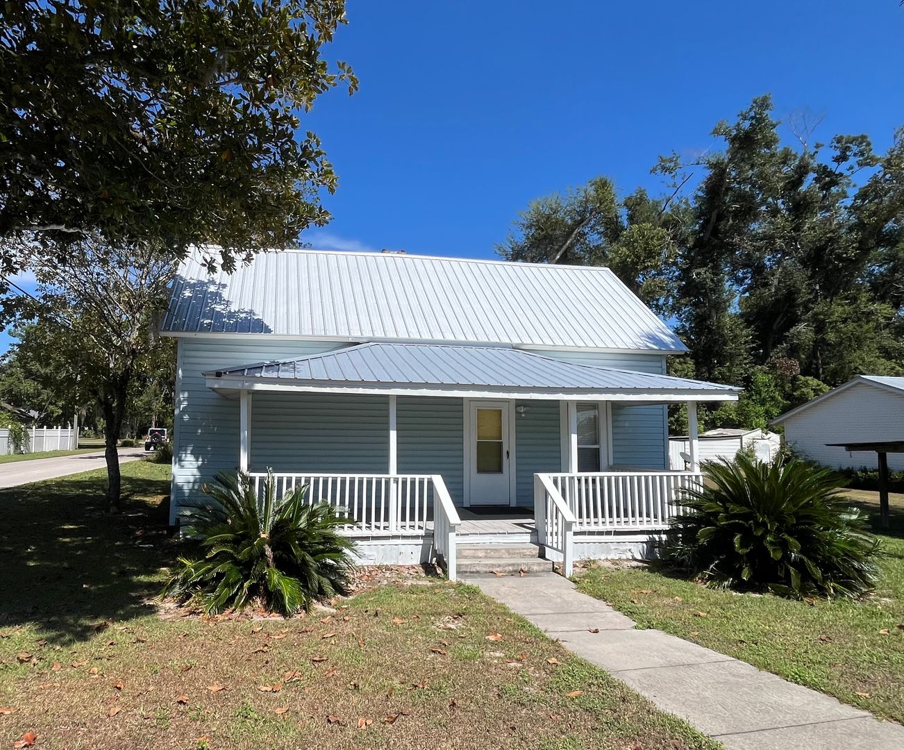 Mayo House: 249 NE Bloxham St