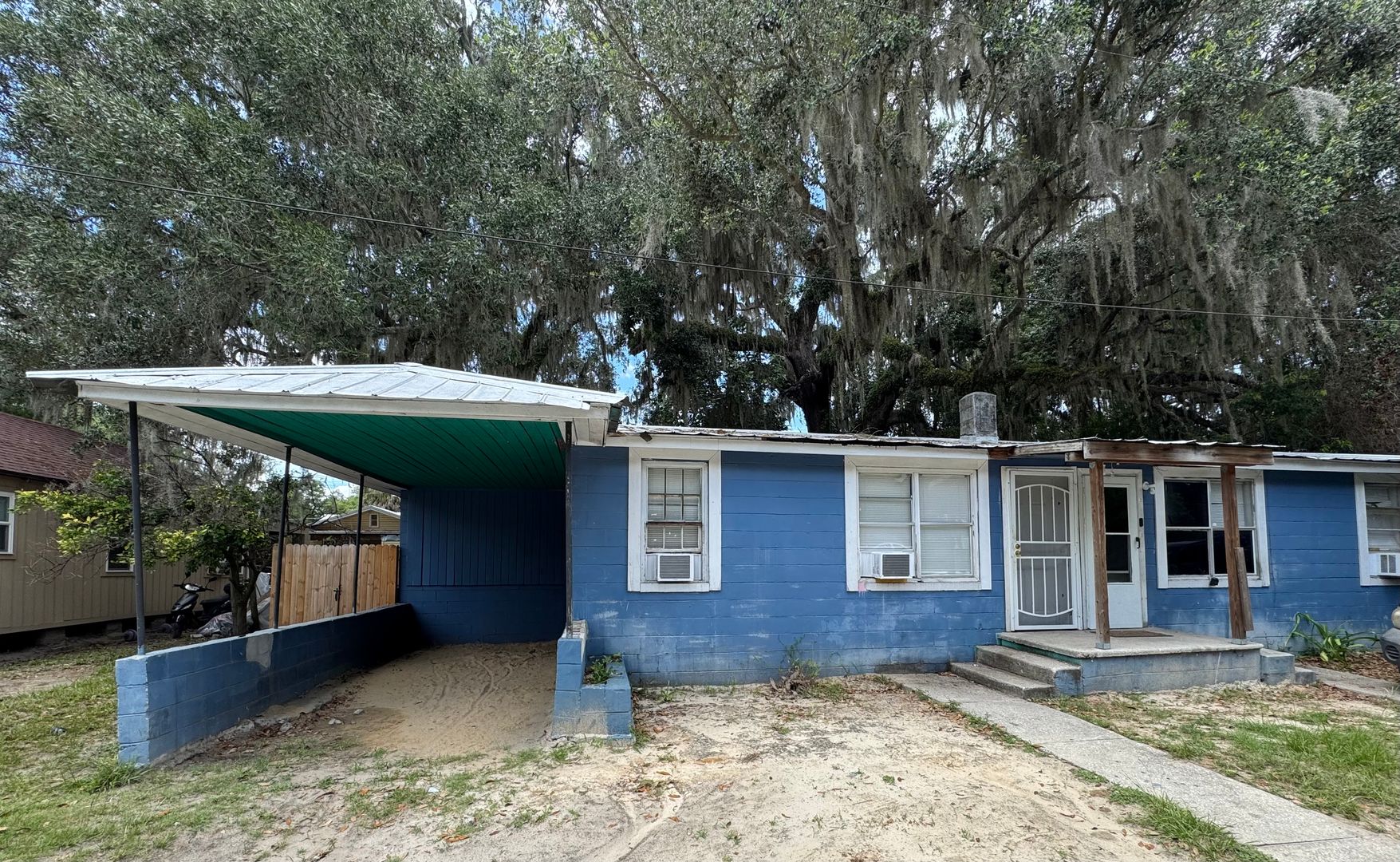 Lake City House: 704 NW Alma Ave