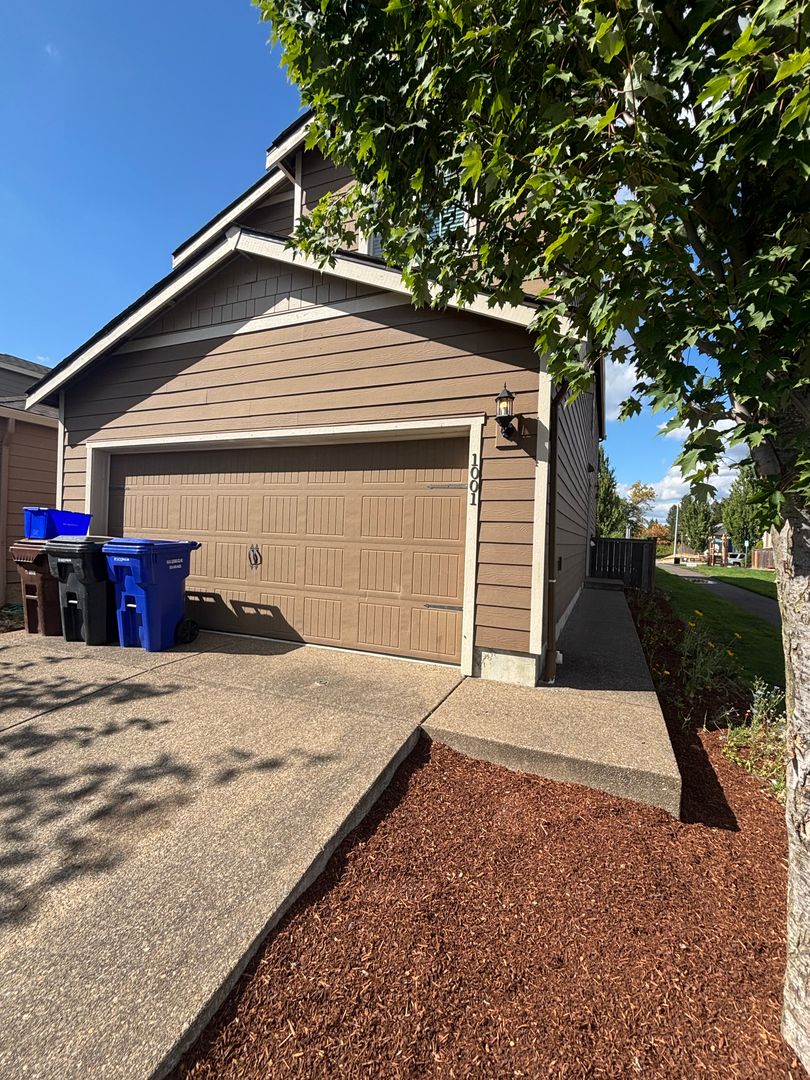 Molalla House: 1001 Southview Dr