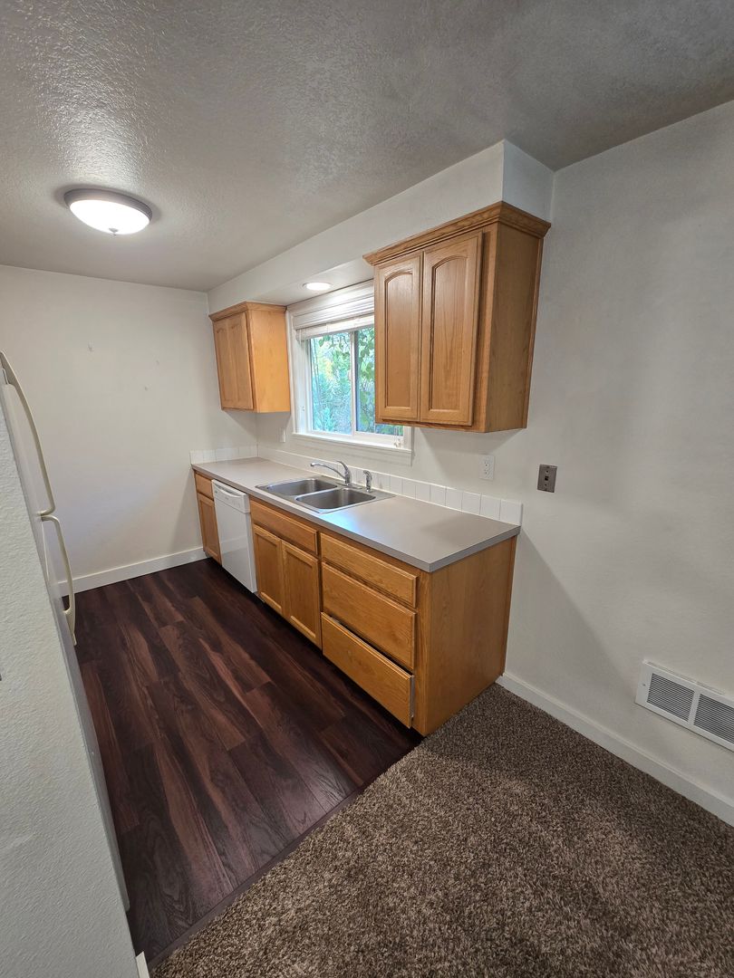 Oregon City Apartment: 611,613,615,617 13th St.