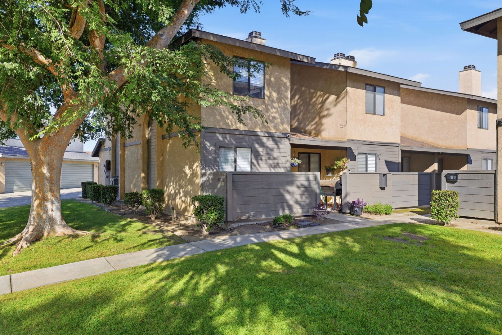 BAKERSFIELD House: 817 QUAIL LANE # 14