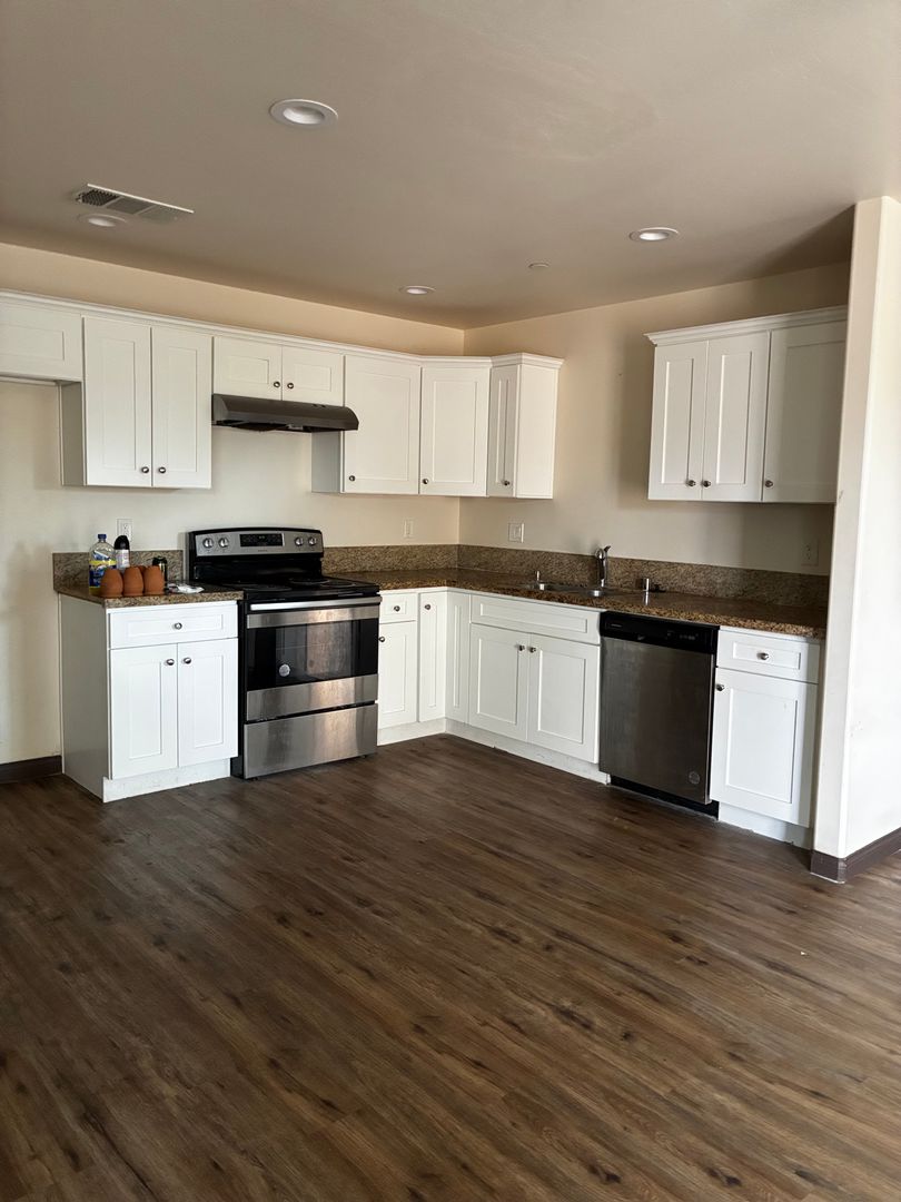 BAKERSFIELD Apartment: 2009 OWENS ST