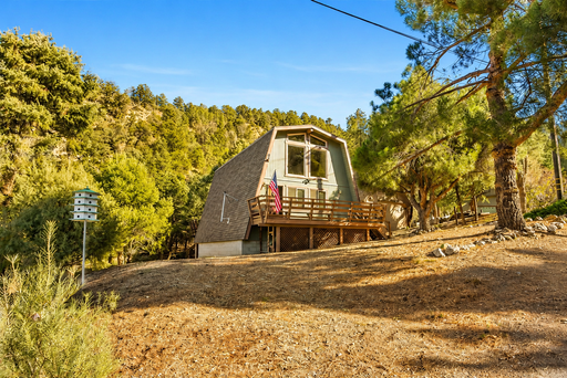 3-Bedroom Cabin with Spacious Loft, Large Deck & Fully Furnished(Optional)