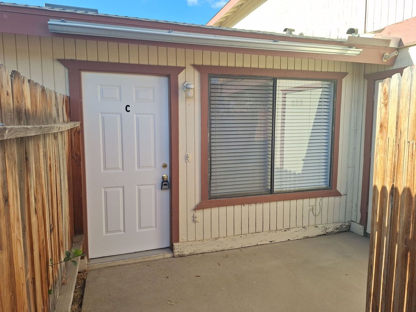 BAKERSFIELD Apartment: 2816 N. HALFMOON DR.