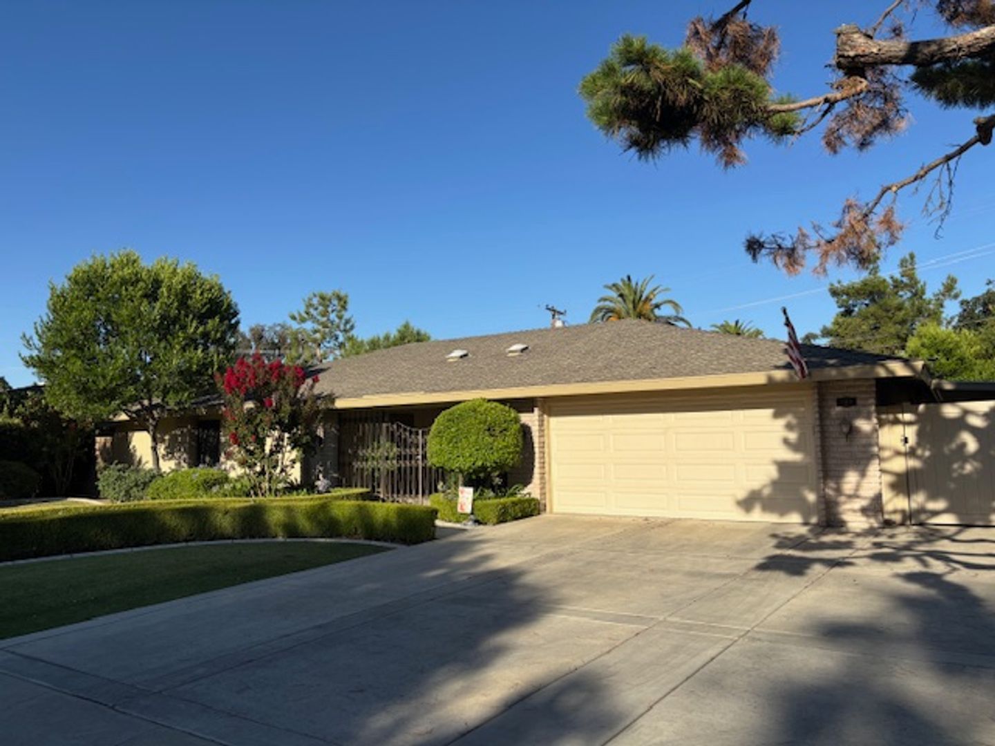 BAKERSFIELD House: 209 EL RIO DR.