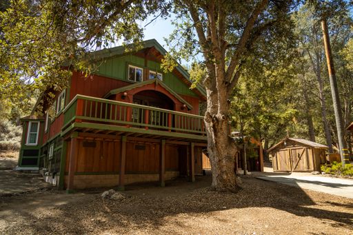 Furnished Custom Cabin in Pine Mountain Club | 2BR + Loft/Study | Deck, Sound System & Mountain Charm