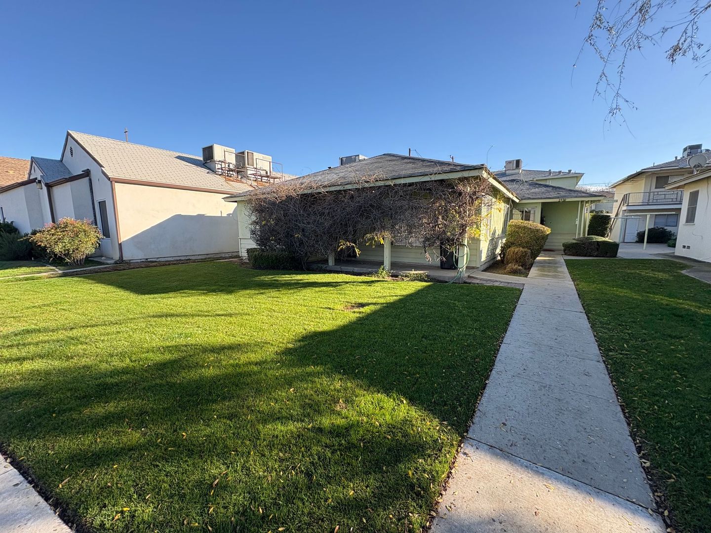 BAKERSFIELD Apartment: 2520-2528 DRAKE ST