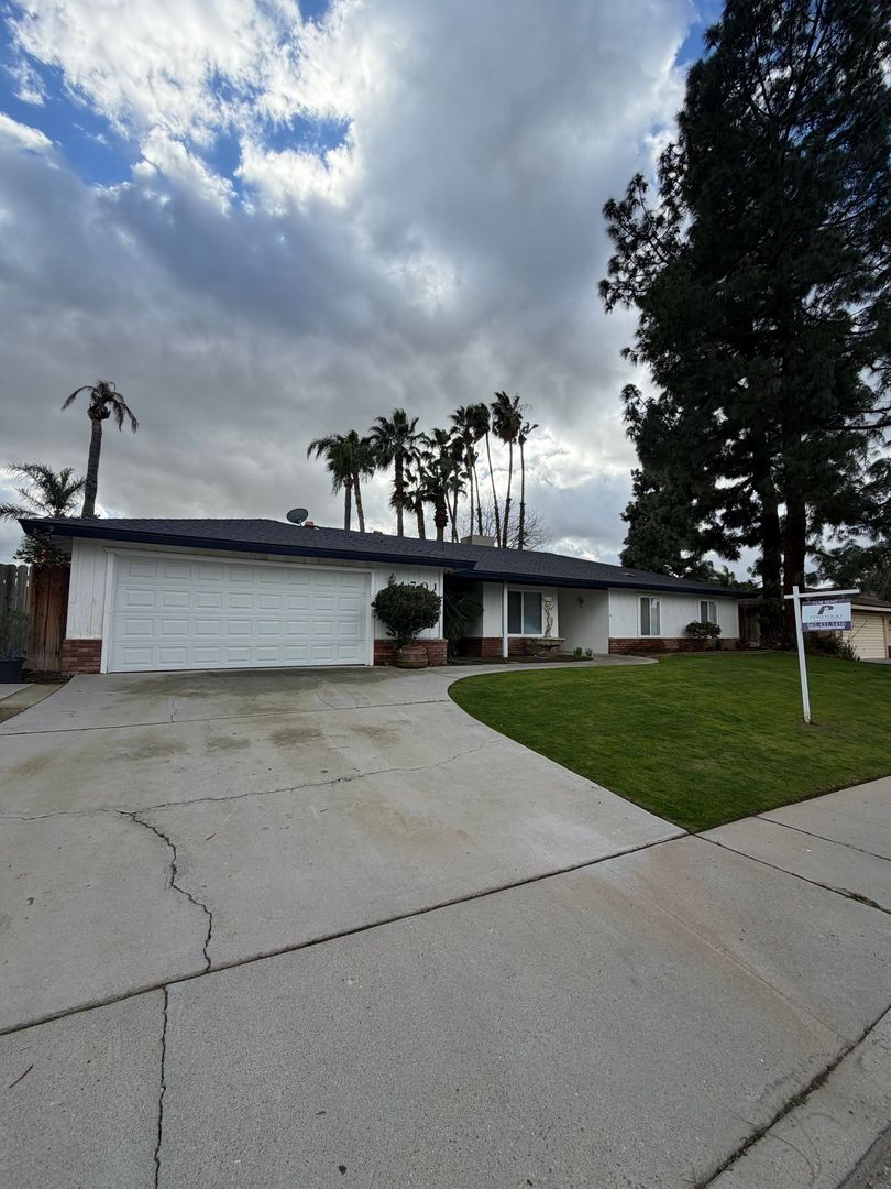 BAKERSFIELD House: 4701 IRONWOOD WAY
