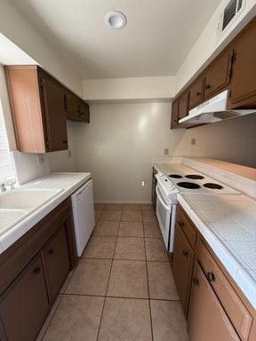 2 Bedroom Townhouse with Private Patio & Water, Trash and Sewer Included – photo 1