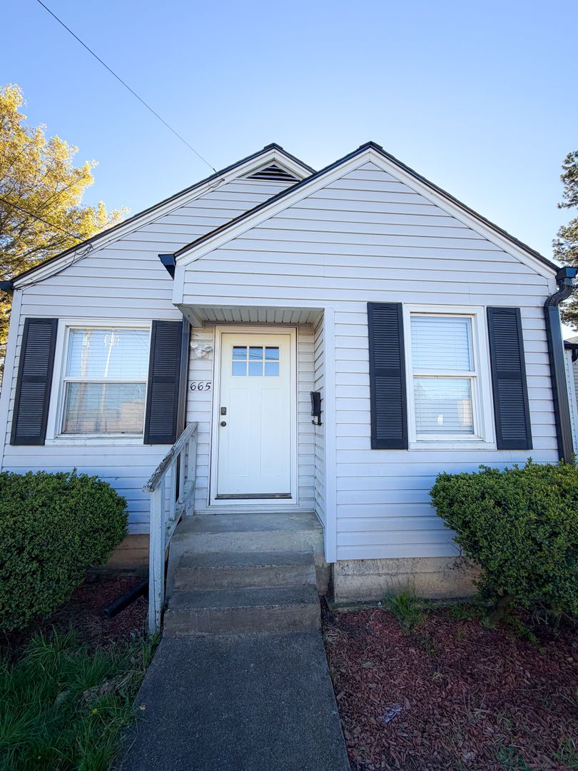 Salem House: 665 Patterson St NW