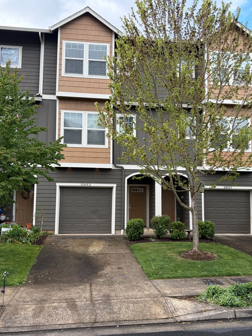 Salem Townhome: 5943 Blue River Dr. SE