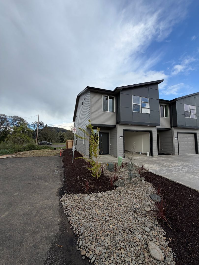 Lebanon House: 300 Seven Oaks Lane