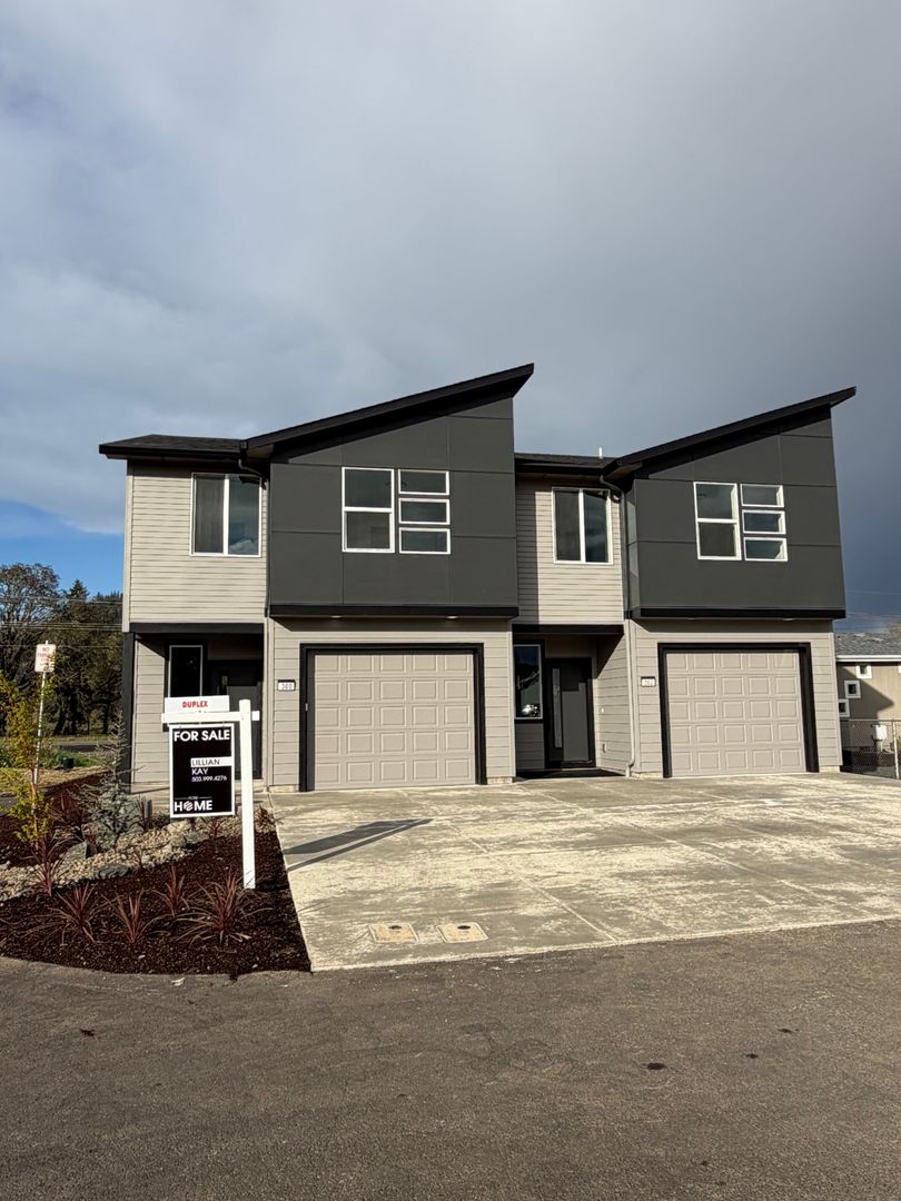 Lebanon House: 302 Seven Oaks Lane