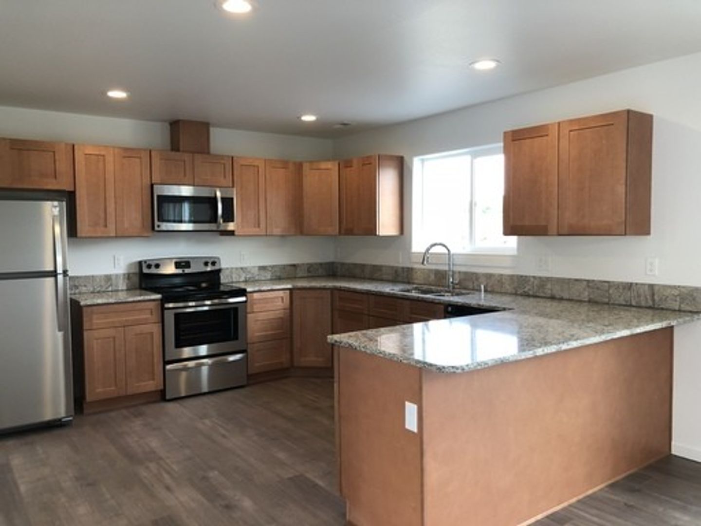 Ephrata Apartment: 613 NE 3rd Avenue