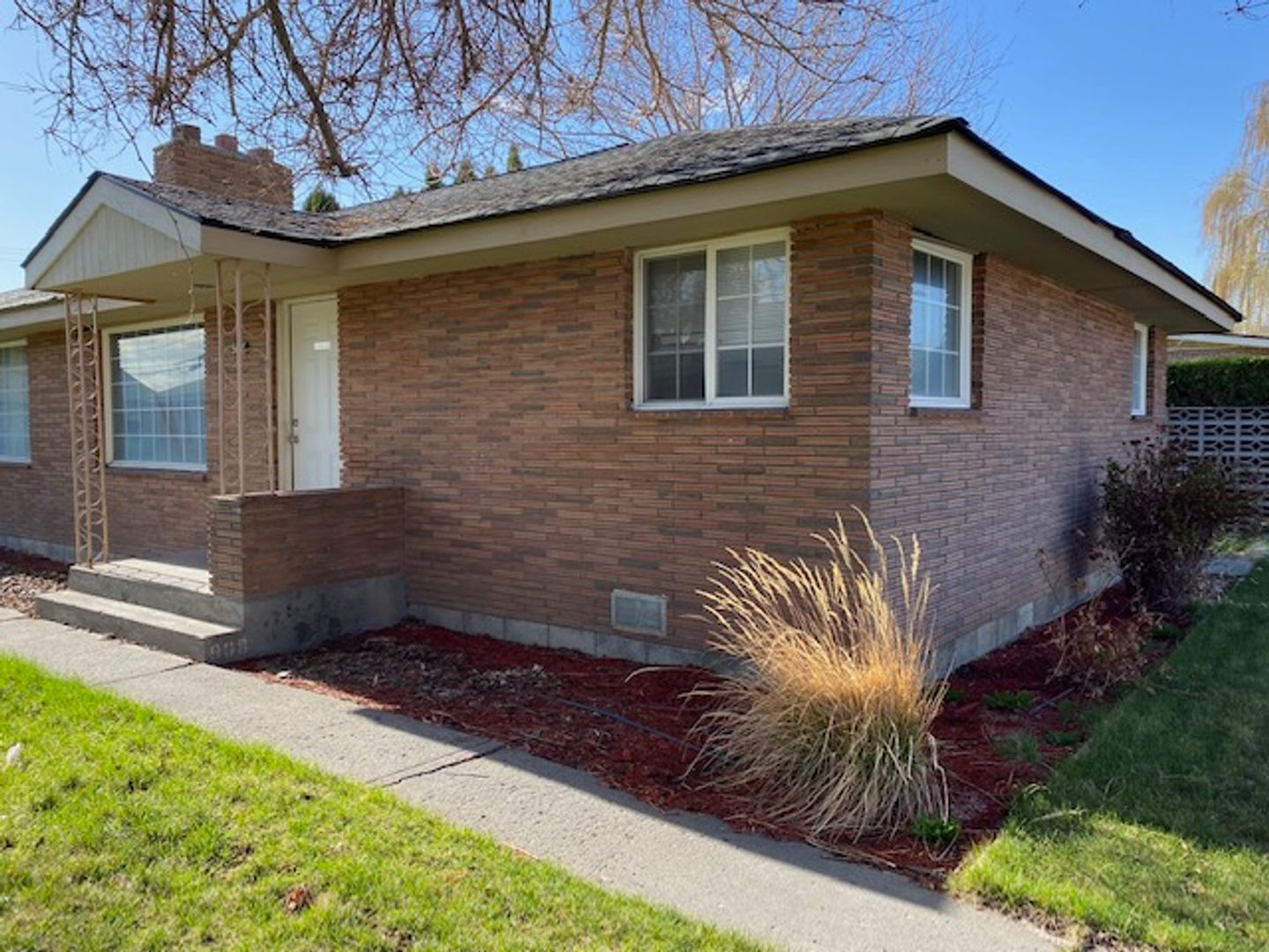 Ephrata House: 908 C ST SW