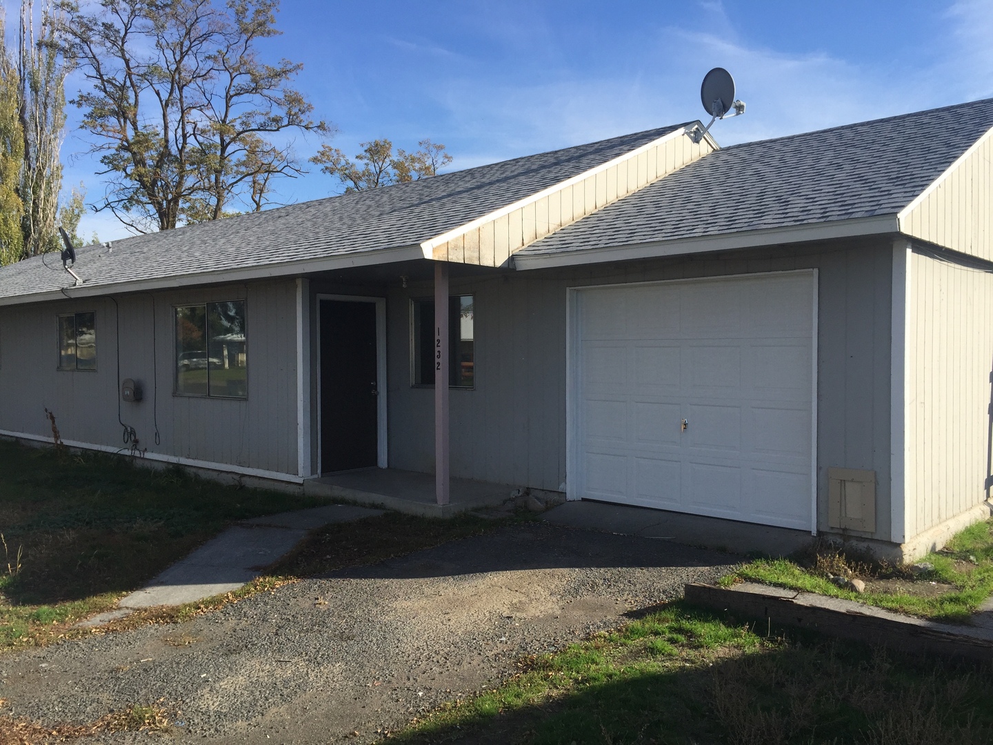 Moses Lake House: 1232 Vandenberg Ave