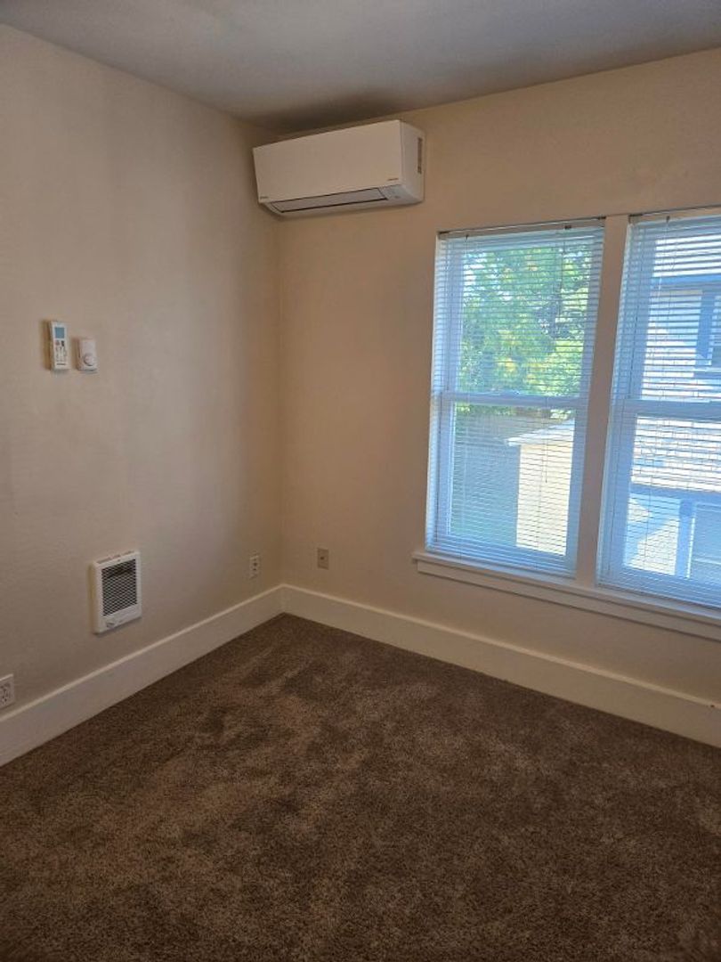 Portland Apartment: 3211 SE 11th Ave
