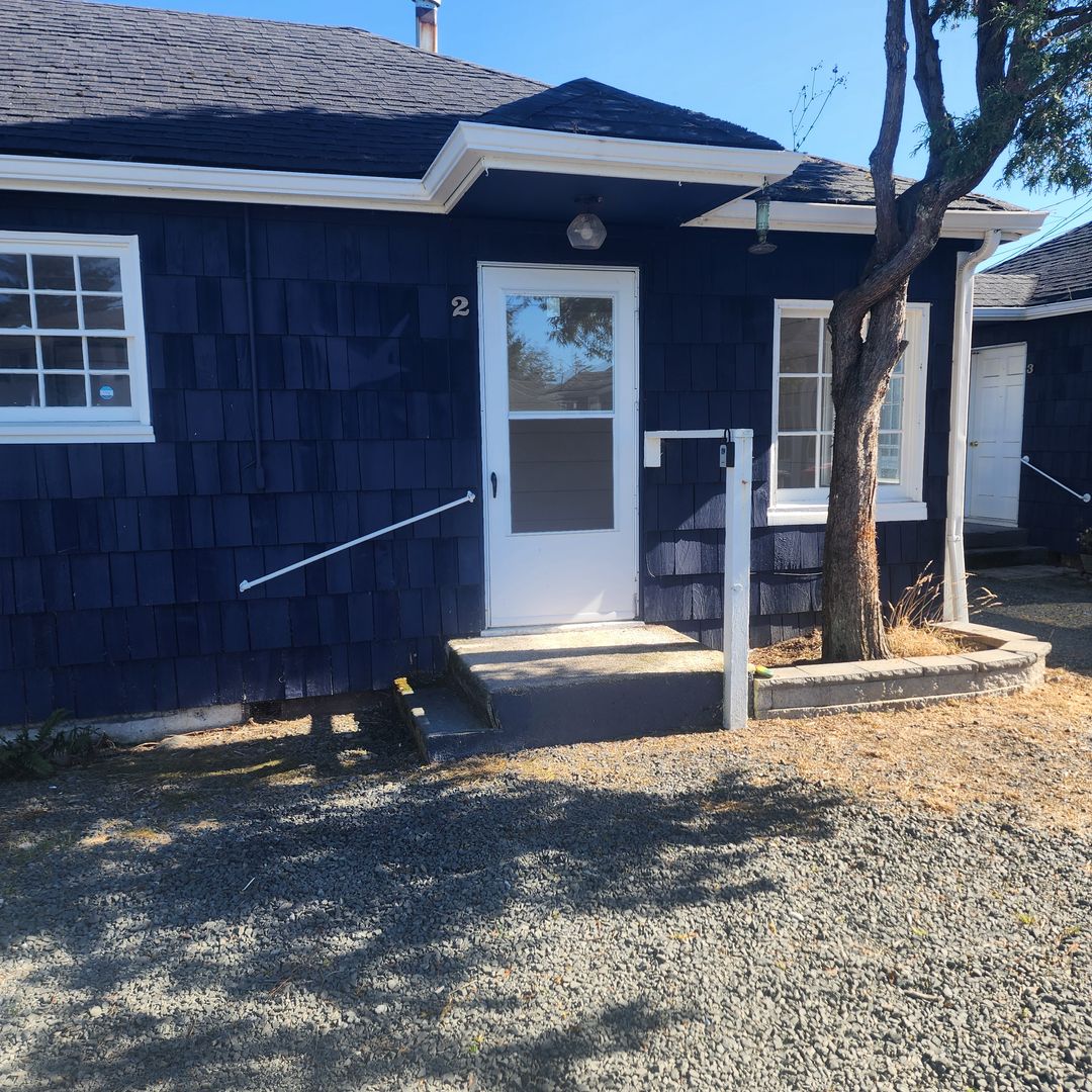 Seaside Apartment: 2149 S. Edgewood Street