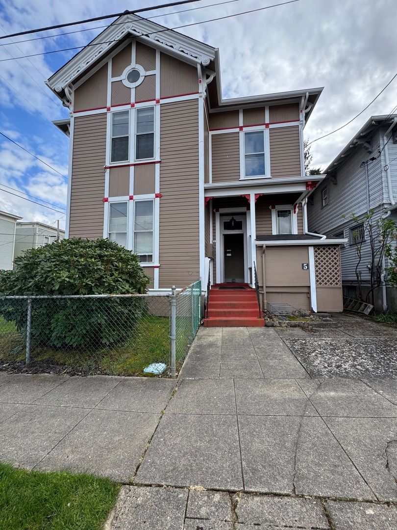 Astoria Apartment: 591 Commercial Street