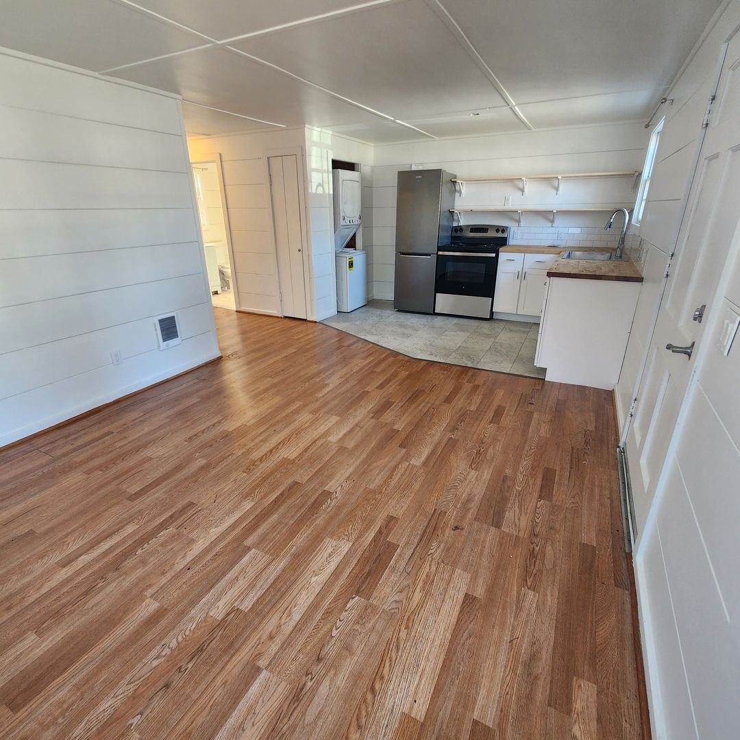 Seaside Apartment: 2149 S. Edgewood Street