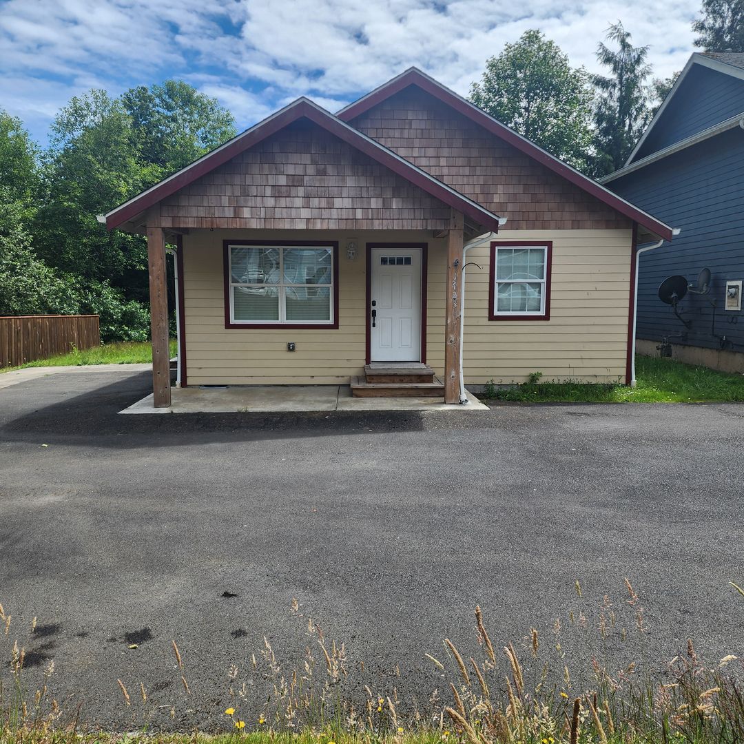 Astoria House: 1723 SE 3rd Street