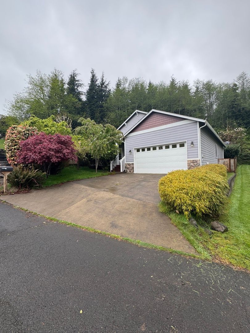 Astoria House: 160 W. Lexington Ave.