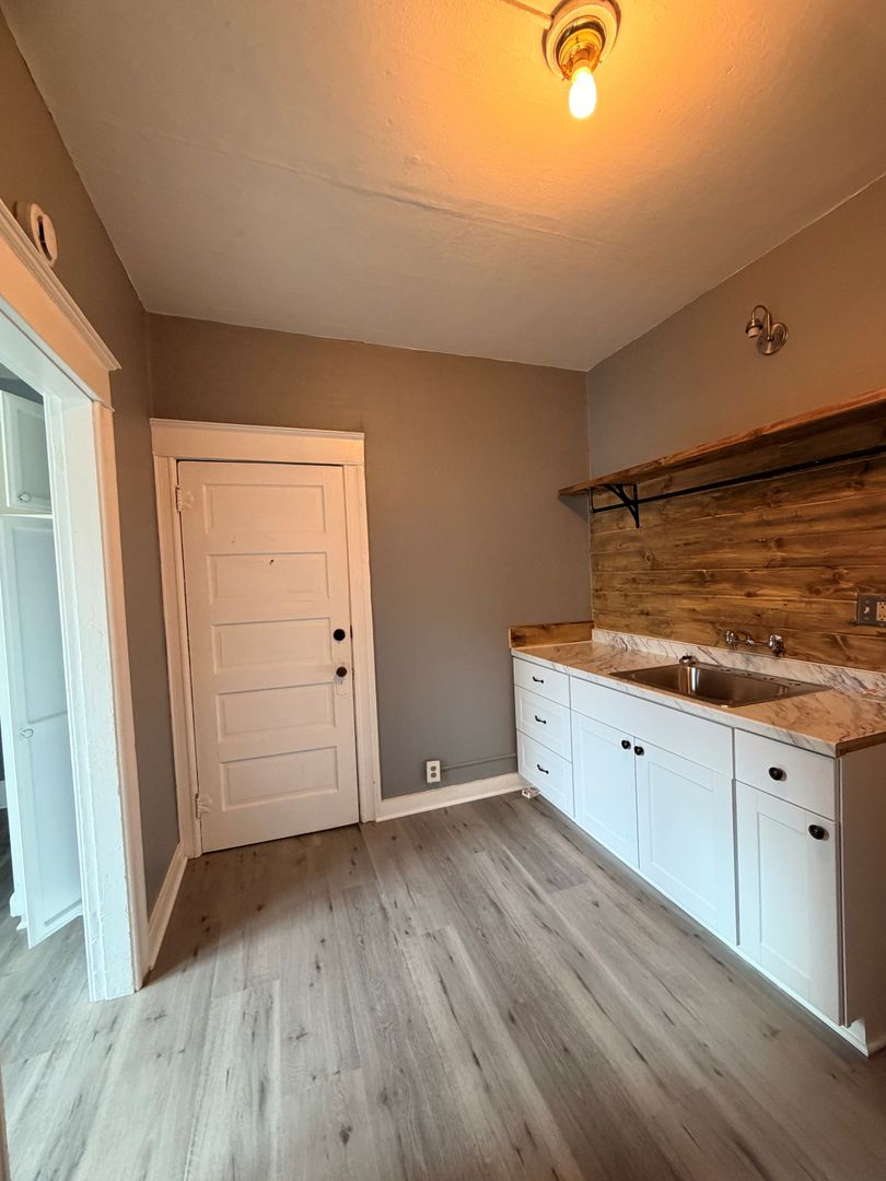 Astoria Apartment: 1825/1827/1829 Marine Drive