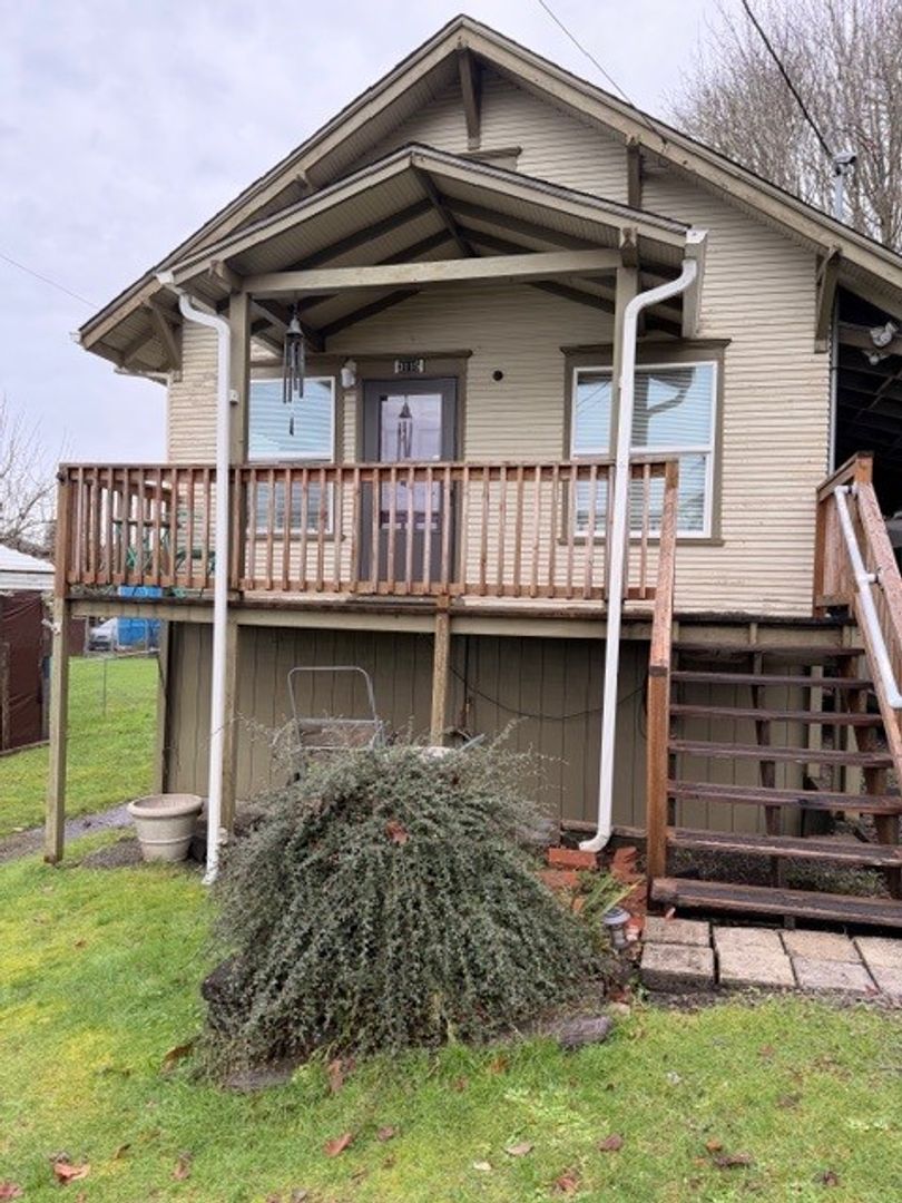 Astoria House: 3115 Harrison Ave.